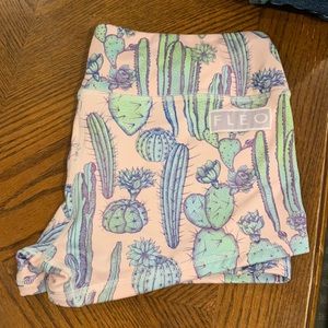 Fleo shorts size large